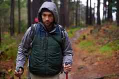 健身走森林英俊的男人。徒步旅行松森林北欧走波兰人