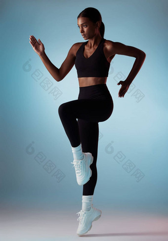 跑步者健身女人能源培训运行锻炼蓝色的模型工作室背景健身房锻炼运动员女孩跳有氧运动身体
