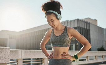 女人累了音乐耳机健身打破锻炼休息巴西城市培训健康健康有氧运动思考跑步者体育运动员个人教练听锻炼广播