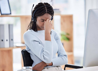 黑色的女人压力头疼调用中心电脑电话销售公司销售业务联系启动接待员客户支持顾问焦虑技术倦怠