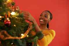 红色的颜色季节有吸引力的年轻的女人装修圣诞节树