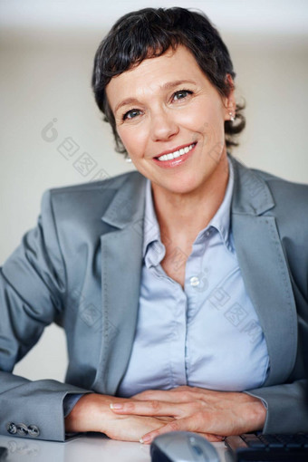 <strong>专用</strong>的业务女人肖像<strong>专用</strong>的业务女人微笑办公室桌子上