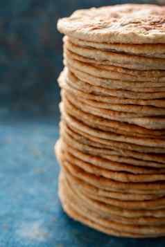 面包亚美尼亚式面包查帕蒂馕饼堆玉米粉圆饼蓝色的背景自制的面包堆放