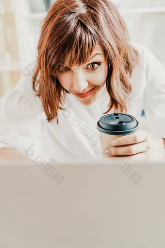 女人情绪沟通电脑浅黑肤色的女人持有玻璃咖啡惊喜移动PC肖像快乐办公室工人购物电脑