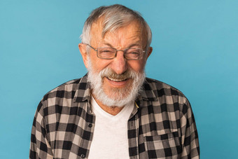 特写镜头肖像退休男人。<strong>白色头发</strong>胡子笑声兴奋蓝色的颜色背景