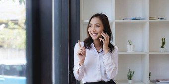 亚洲女商人会说话的客户<strong>端移动</strong>电话
