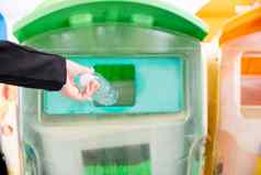 业务女人扔空塑料瓶水回收垃圾垃圾