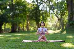 有吸引力的亚洲女运动服装练习瑜伽户外公园