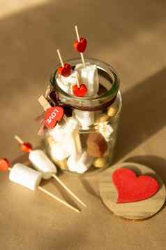 甜蜜的礼物情人节一天手礼物假期使心形的糖果棉花糖