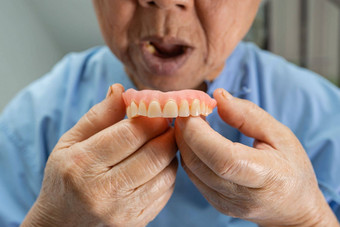 亚洲高级上了年纪的女人病人持有假牙护理<strong>医院</strong>病房健康的强大的医疗概念