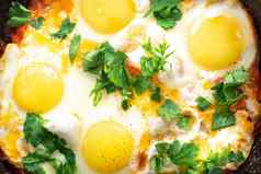 沙丘卡鸡蛋关闭挖走鸡蛋辣的番茄胡椒酱汁传统的犹太人炒鸡蛋传统的沙丘卡鸡蛋复制空间前视图