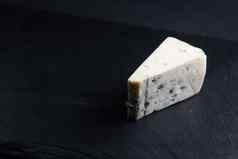 蓝色的奶酪渴望蓝色的罗克福尔模具奶酪片切割董事会罗勒叶子生活方式食物