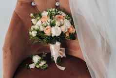 新娘的婚礼花束新鲜的玫瑰花婚礼细节