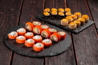 卷集鱼虾鱼子酱寿司筷子亚洲食物日本厨房概念