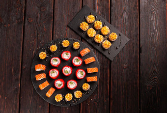 卷集鱼虾鱼子酱寿司筷子亚洲食物日本厨房概念前视图