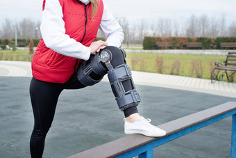 女人穿膝盖撑矫正法腿手术走公园