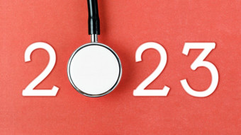 听诊器数量红色的背景快乐一年健康护理日历封面