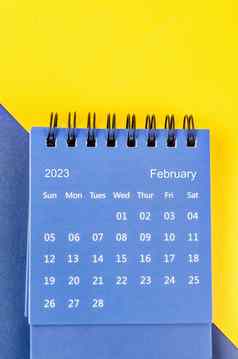 2月每月桌子上日历一年蓝色的黄色的背景