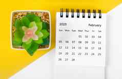 2月每月桌子上日历一年小树黄色的背景