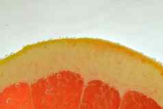 片红色的葡萄柚水白色背景葡萄柚特写镜头液体泡沫片红色的成熟的葡萄柚水宏图像水果水