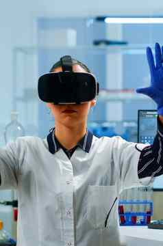 专业科学家穿虚拟现实眼镜医疗创新实验室