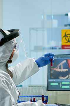 生物技术科学家穿佩普西装研究装备实验室
