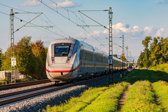 铁路跟踪冰火车通过农村区域德国