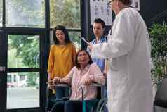 亚洲病人轮椅医疗咨询