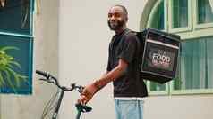 非洲美国航空公司骑自行车给餐包