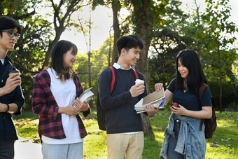 大学学生走会说话的校园大学青年生活方式友谊概念