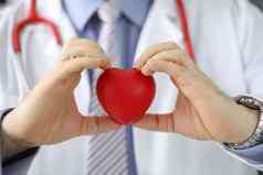 医生心脏病专家持有心心脏病学诊所