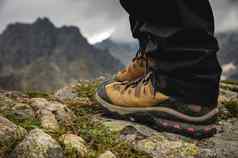 特写镜头腿徒步旅行靴子背景高山山范围谷