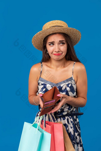 肖像不开心年轻的女人钱包购物中心花了现金失去了钱打破了