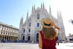假期意大利后视图旅行者女孩持有他米兰大教堂广场意大利