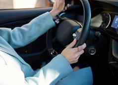 特写镜头女司机的手操舵轮现代汽车女人开车车车保险安全开车