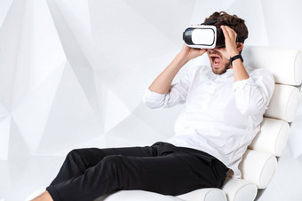 兴奋年轻的男人。经验虚拟现实头戴式耳机眼镜虚拟现实手势手