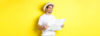 旅行假期旅游概念英俊的的家伙旅游观光持有地图微笑站黄色的背景