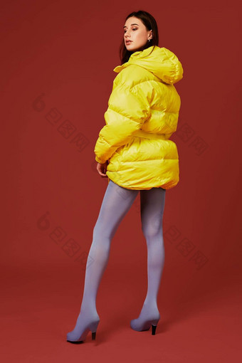 工作室肖像年轻的浅黑肤色的女人女人黄色的夹克灰色蓝色的<strong>女裤</strong>软管长袜工作室拍摄