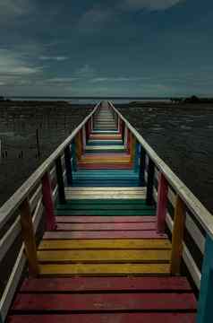 人行道彩虹桥木色彩斑斓的桥码头
