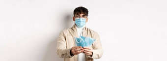 健康科维德检疫概念图像年轻的的家伙将医疗面具预防措施帮助流感大流行站白色背景