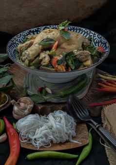 绿色咖喱鸡泰国茄子kaengkhiao婉陶瓷碗服务大米面条