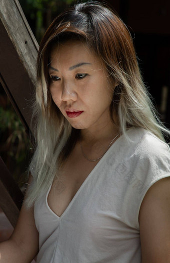 肖像年轻的女人长金发碧眼的<strong>白色头发</strong>奶油衣服木房子阳台