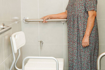 亚洲上了年纪的女人病人厕所。。。支持铁路浴室扶手安全抓住酒吧安全护理医院