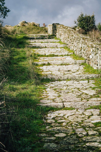 石头路径使鹅卵石石头自然山萨莫拉西班牙