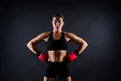 女人拳击手手套培训黑色的红色的黄色的背景