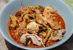 蛋面条泰国辣的汤炖猪肉猪肉球高脂肪的猪肉皮白色碗