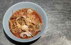 蛋面条泰国辣的汤炖猪肉猪肉球高脂肪的猪肉皮白色碗
