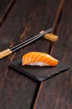 日本寿司食物寿司尼吉里大马哈鱼石头自然背景木表格