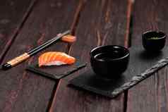 日本寿司食物寿司尼吉里大马哈鱼石头自然背景木表格
