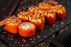 加州寿司卷蟹鳄梨陪客鱼子酱服务黑色的董事会特写镜头日本亚洲食物